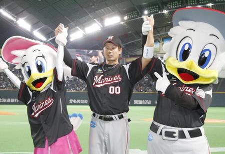 日本ハムに勝利し、ファンの声援に応えるロッテ・高浜