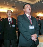 関西大学１００周年パーティーに出席した達摩省一さん（左）と山口高志・関大臨時コーチ＝２０１５年１月