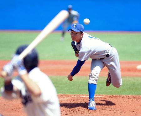 明大相手に力投する東大の先発・宮台康平＝神宮球場