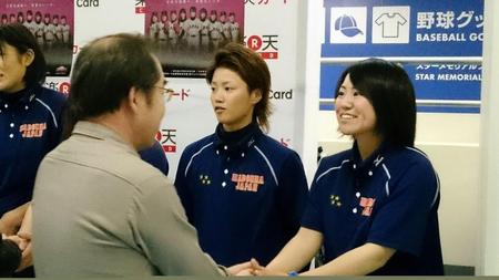 初の握手会に臨む女子日本代表候補の吉田えり（右）、荒木未来ら