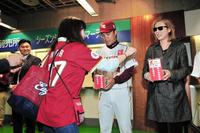 熊本地震被害支援の募金活動をする（左から）楽天・三木谷浩史オーナー、則本とＹＯＳＨＩＫＩ＝東京ドーム（撮影・園田高夫）