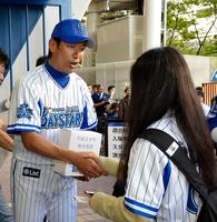 試合前に熊本地震支援募金を呼びかけるＤｅＮＡ・三浦＝横浜スタジアム（撮影・堀内翔）