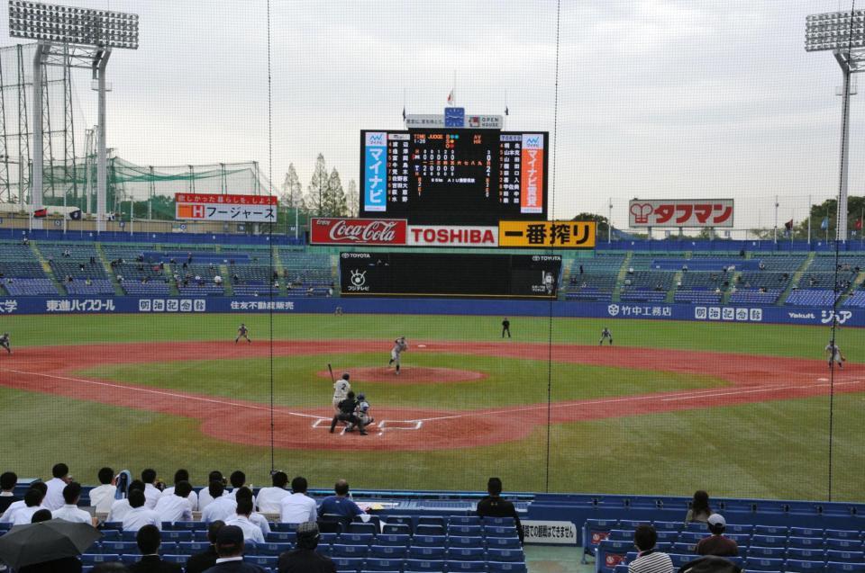 東京五輪にともない、使用中止問題が持ち上がった神宮球場