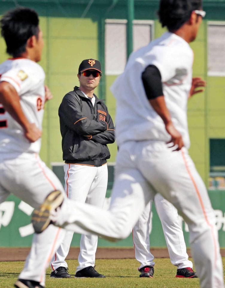 　走り込むナインを見つめる高橋監督（中央）