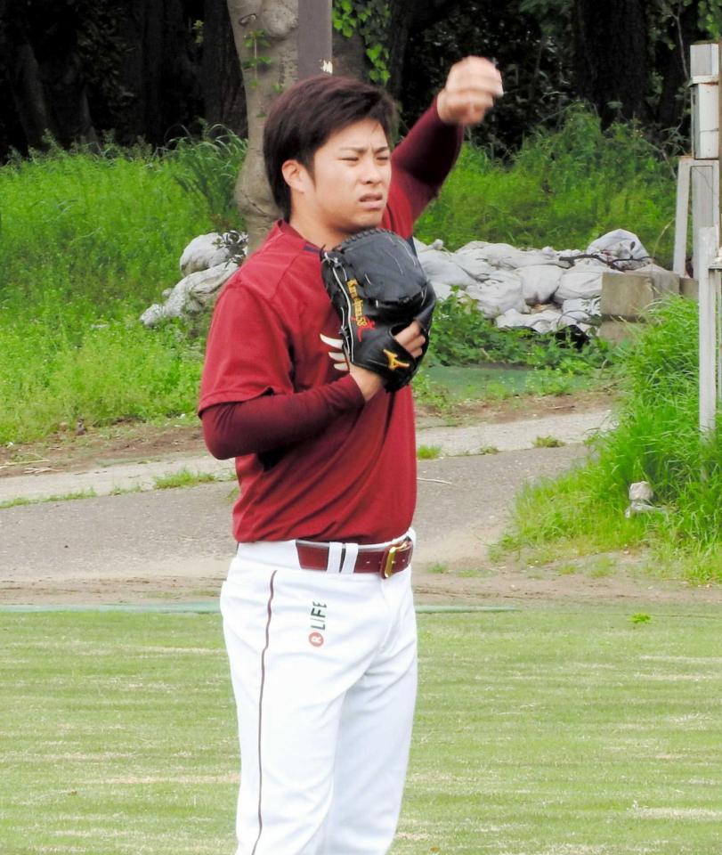 　練習中に左肩を気にするそぶりを見せる辛島