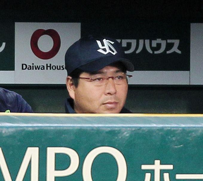 戦況を見守る真中監督＝甲子園