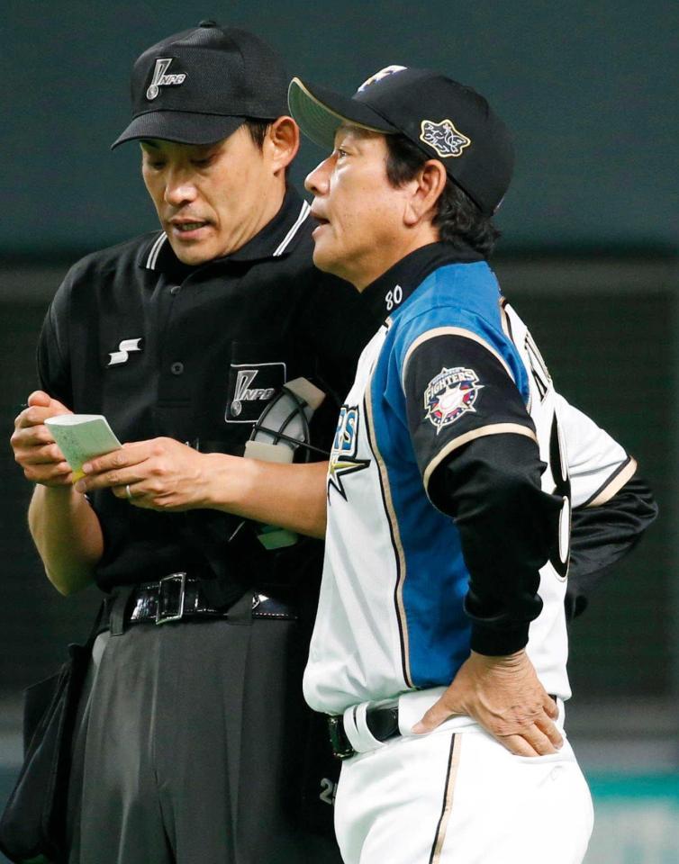 　７回の攻撃を終え、選手の交代を告げる日本ハム・栗山監督
