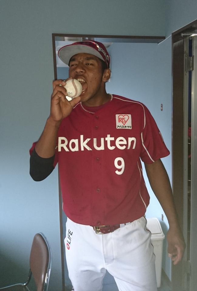 ホームランボールをかじる楽天・オコエ（球団提供）