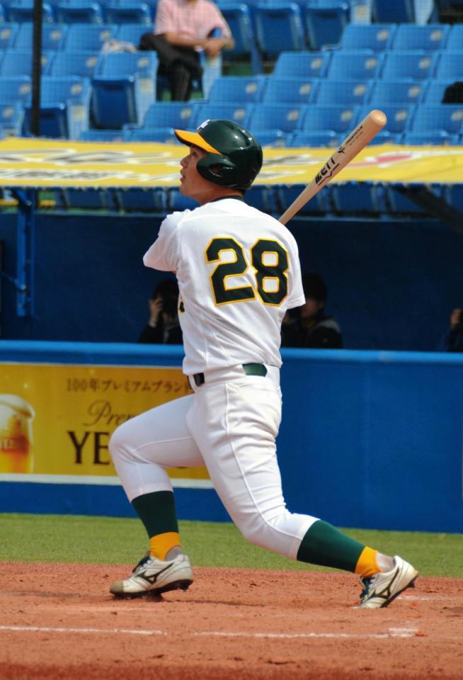 代打で逆転２ランを放ち、勝利に貢献した専大・平湯