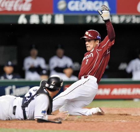 　９回、後藤の内野ゴロで浅村が本塁へ悪送球し松井稼が生還する（撮影・佐々木彰尚）