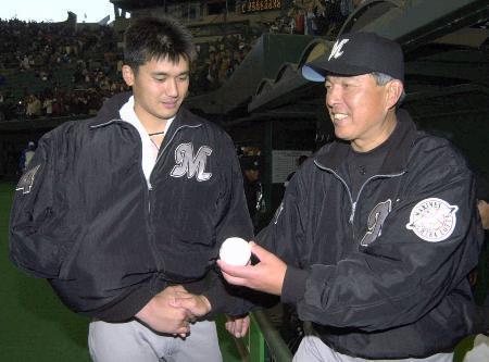 　２００１年３月、開幕戦で勝利した黒木知宏投手（左）とウイニングボールを手に握手するロッテ・山本功児監督＝西武ドーム
