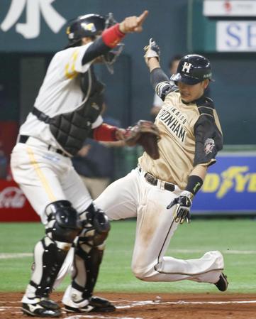 　10回日本ハム１死一、三塁、中島の投前セーフティースクイズで、三走谷口が勝ち越しの生還。捕手高谷＝ヤフオクドーム