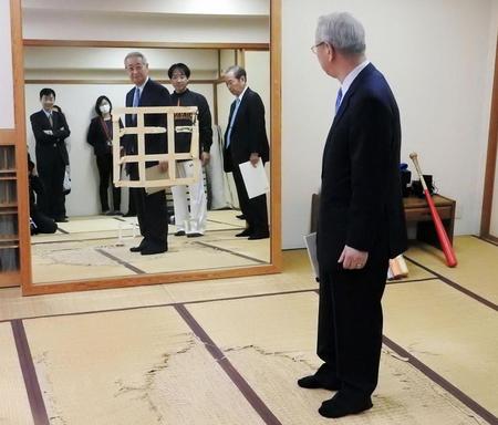 “巨人選手寮で、“松井部屋”のすりきれた畳の上に立ち感触を確かめる老川オーナー