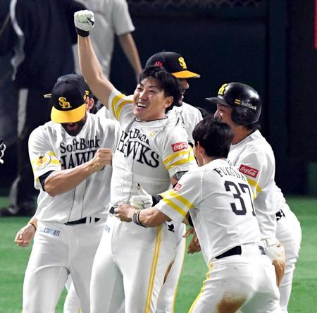 　９回、サヨナラホーマーを放ちナインから祝福される内川（中央）