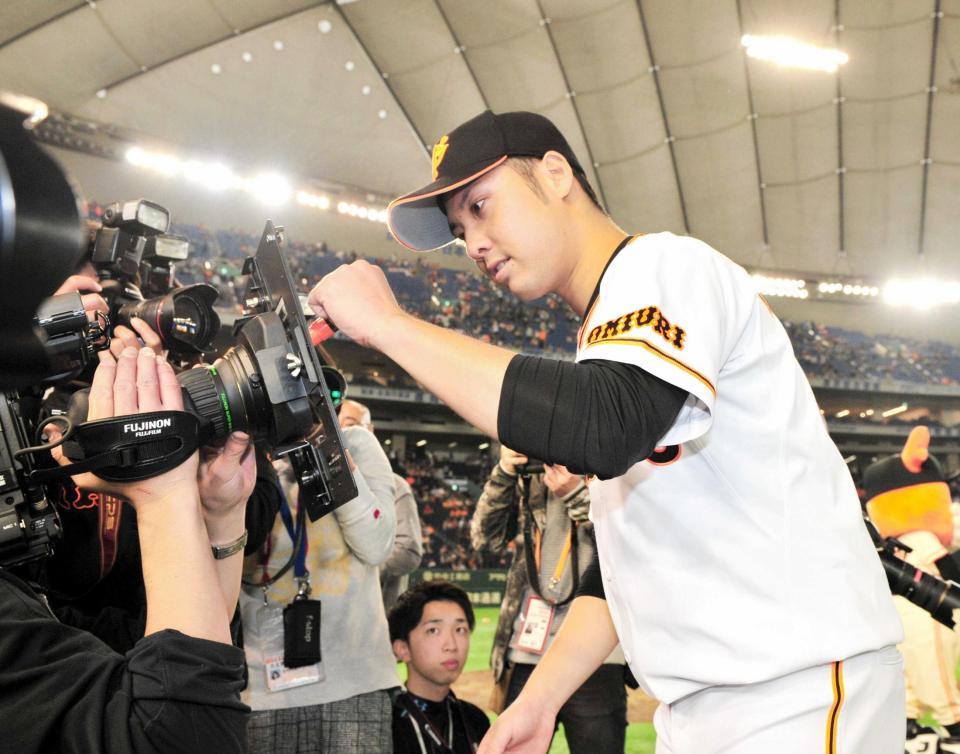 　２年ぶりの白星を挙げ、テレビカメラのフィルターにサインをする今村（撮影・園田高夫）