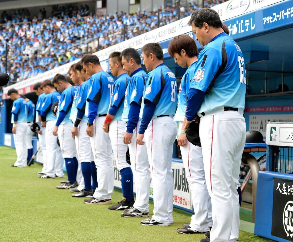 　亡くなった山本功児元監督に対し黙とうする伊東監督（右端）らロッテナイン