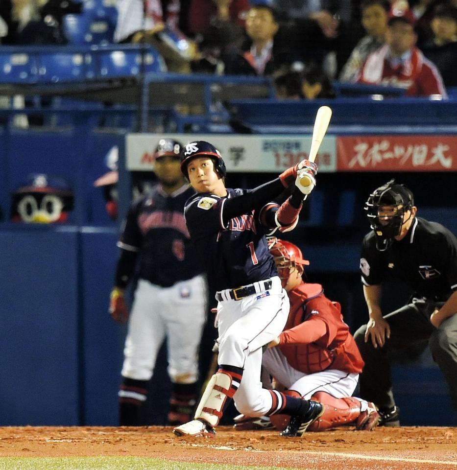 ４回ヤクルト無死一塁、左越え２ランを放った山田哲人＝神宮球場（撮影・園田高夫）