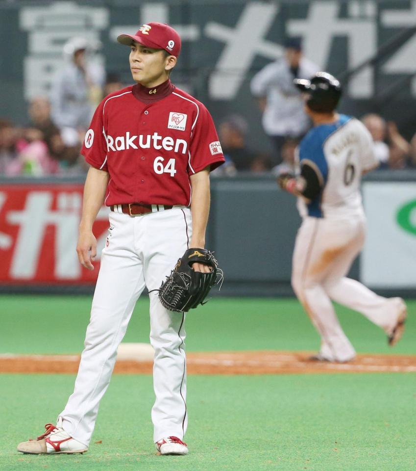 　９回、中田（右）にサヨナラ打を浴び、ぼうぜんとする楽天・福山