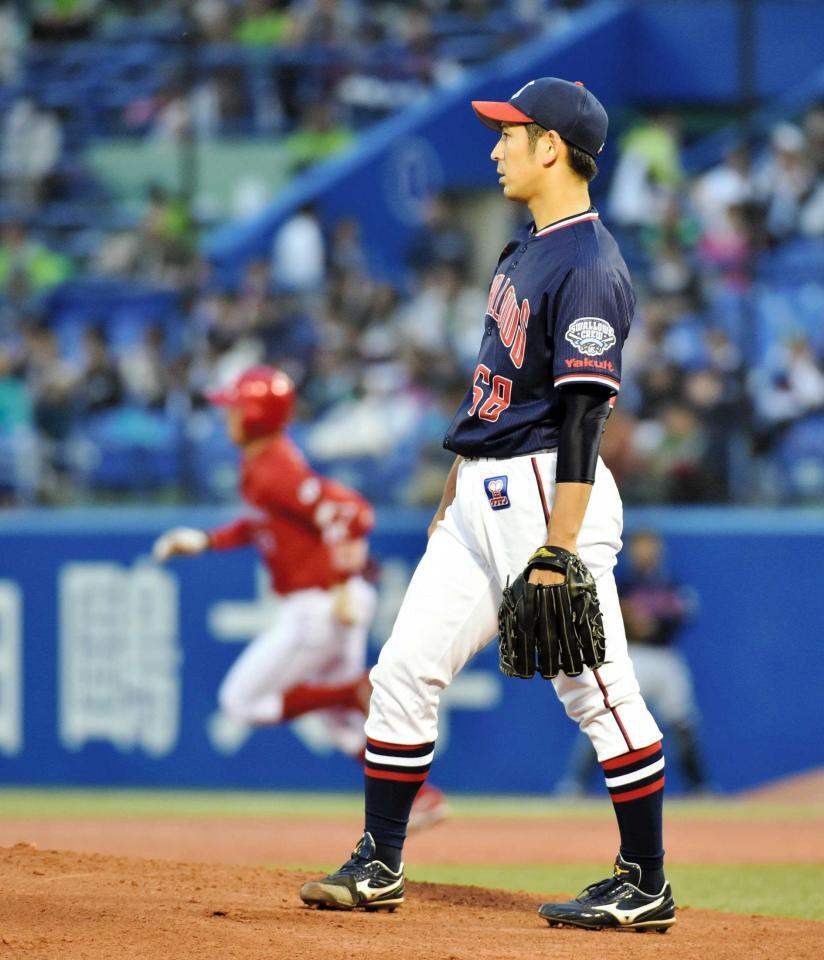 　１回、菊池（左）に２ランを浴びた山中