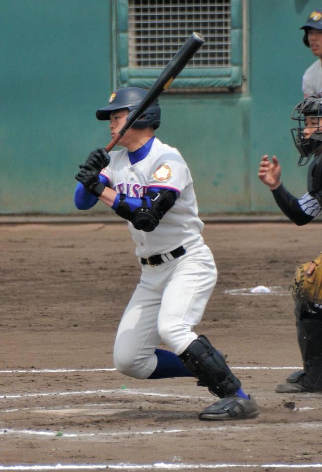 １回、明秀学園日立・細川は左前打を放つ