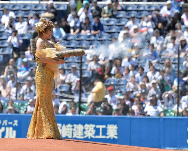 小林幸子、ラスボス始球式で“９９９キロ”　プロレス、野球、来年は水着？