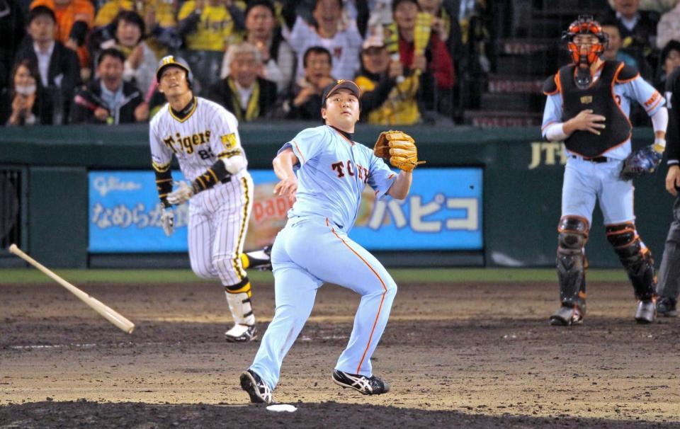 　９回、代打・原口に同点犠飛を許す沢村