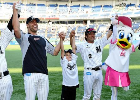 　スタンリッジと息子のキャッシュ君とバンザイをする根元（右）