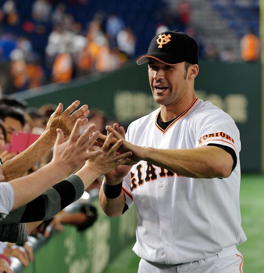 試合後にファンとタッチを交わすギャレット＝東京ドーム（撮影・堀内翔）