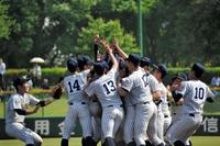 優勝し、マウンド上で歓喜の輪を作る明石商ナイン＝明石トーカロ球場
