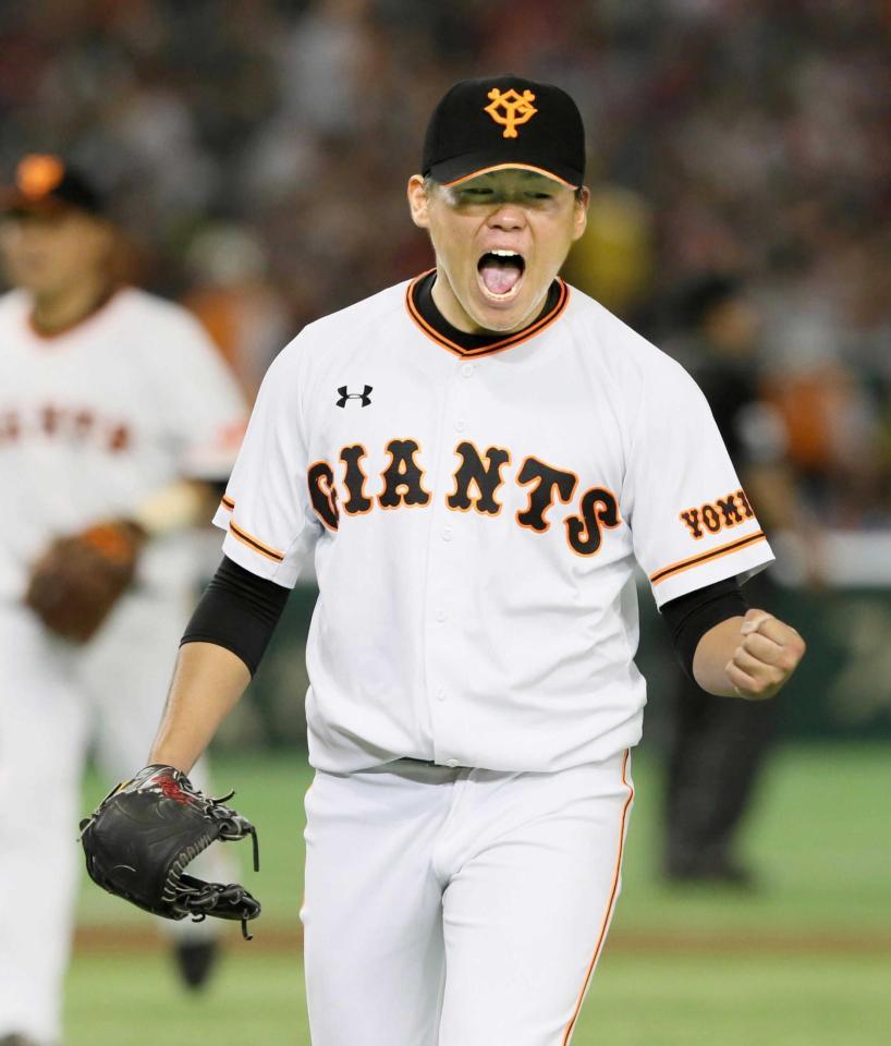 　７回、石原を併殺打に打ち取りガッツポーズする田口