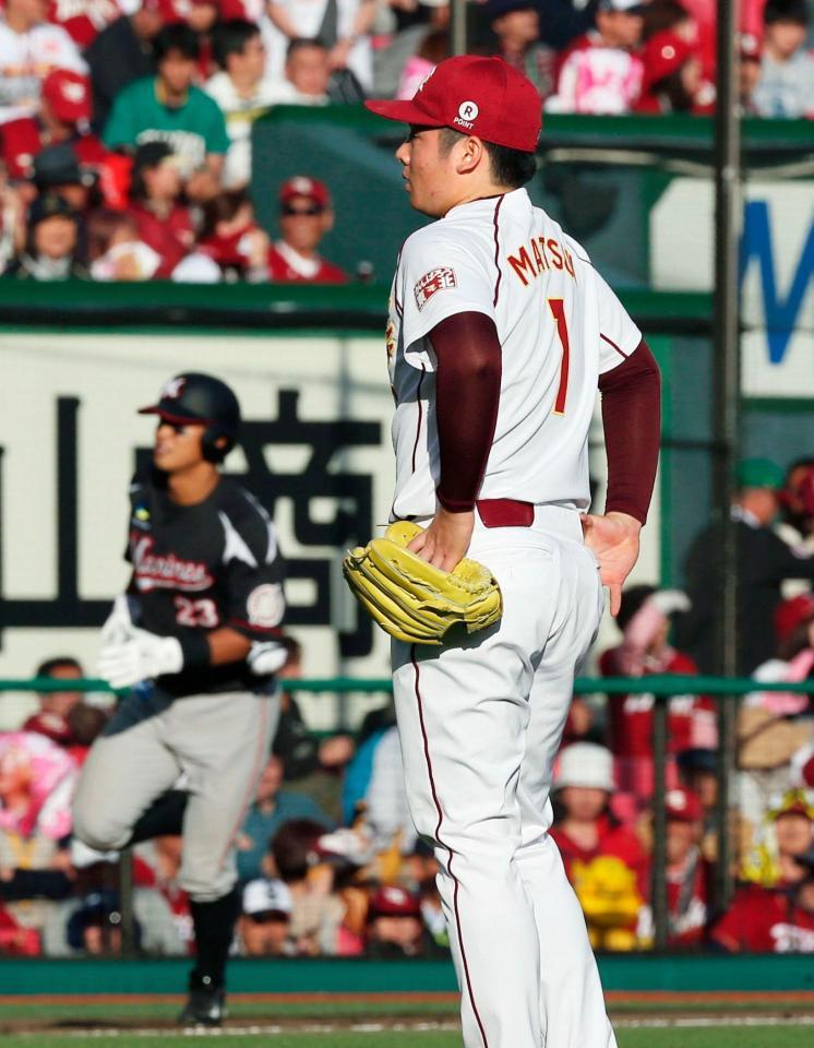 ９回ロッテ・中村（左）に３ランを浴びた楽天・松井裕＝コボスタ宮城