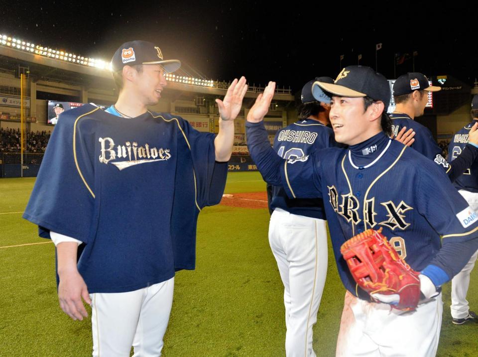 今季２勝目を挙げ、ナインを迎えるオリックス・金子千尋（左）＝ＱＶＣマリンフィールド（撮影・出月俊成）