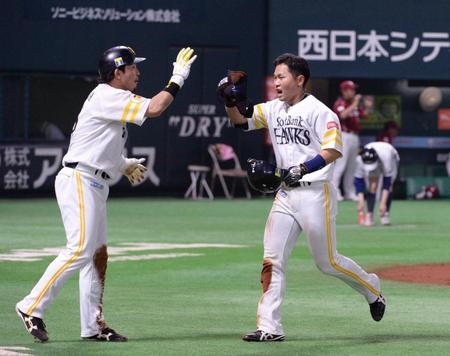 ８回２死一、二塁、右中間に逆転二塁打を放った中村晃（右）は松田に迎えられる