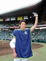 ヒーローインタビューを終え、スタンドのファンに手を振るヤクルト・原　樹理＝甲子園（撮影・高部洋祐）