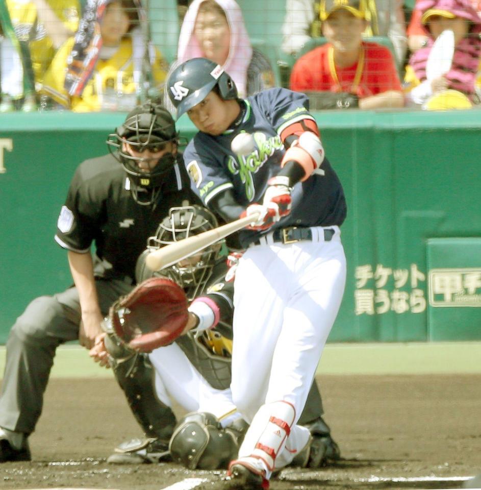 １回ヤクルト１死二塁、左越えへ先制２ランを放つヤクルト・山田哲人＝甲子園（撮影・田中太一）