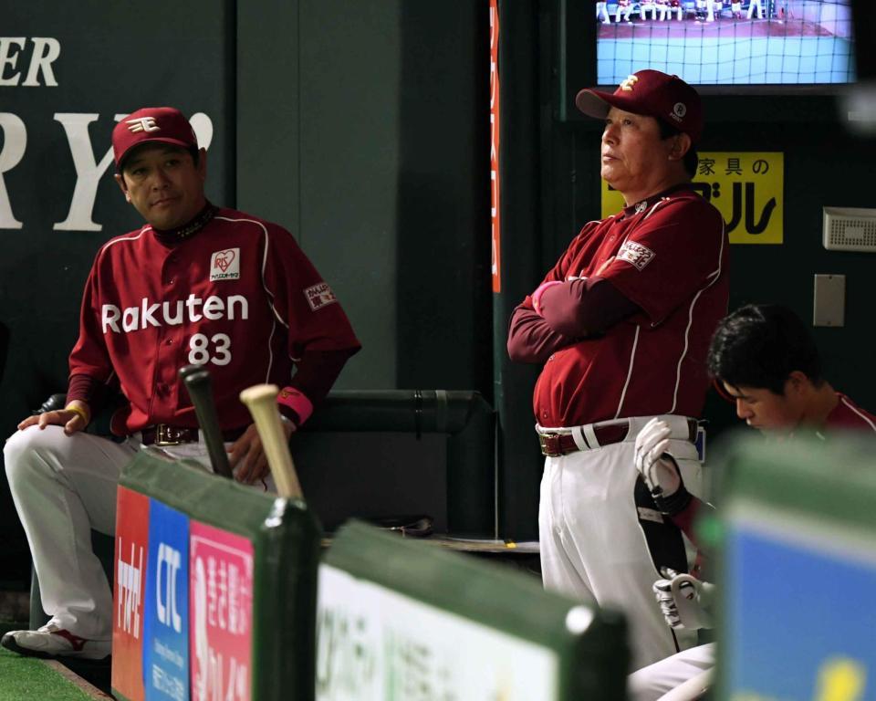 厳しい試合展開にベンチでさえない表情の楽天・梨田監督（右）