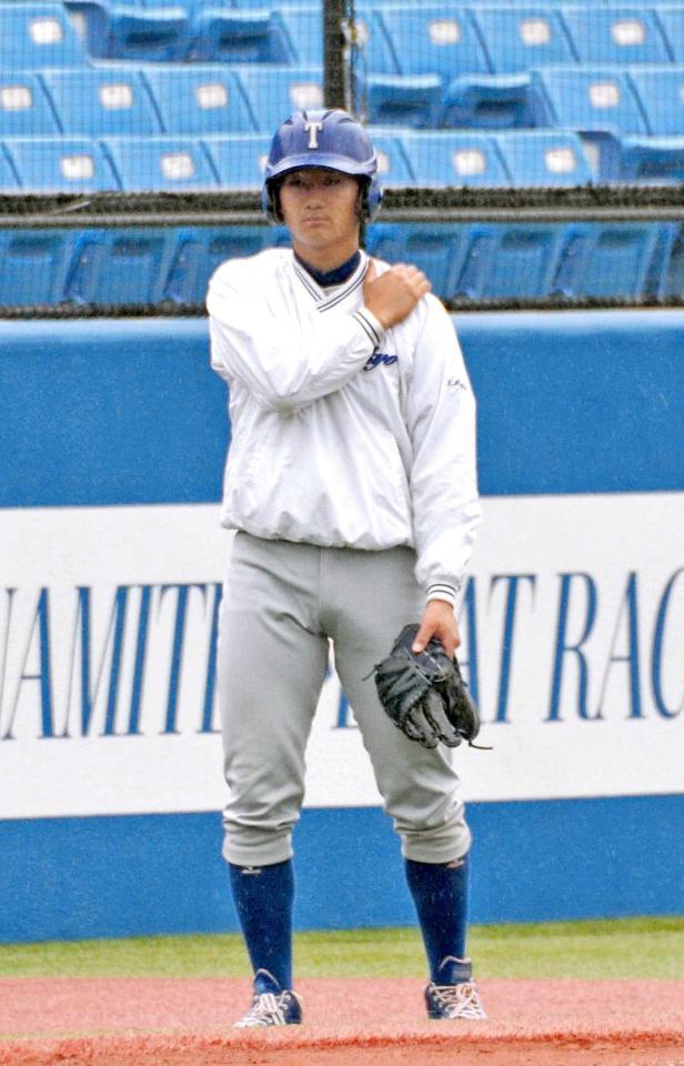 　ブルペンの前で戦況を見守る東大・宮台