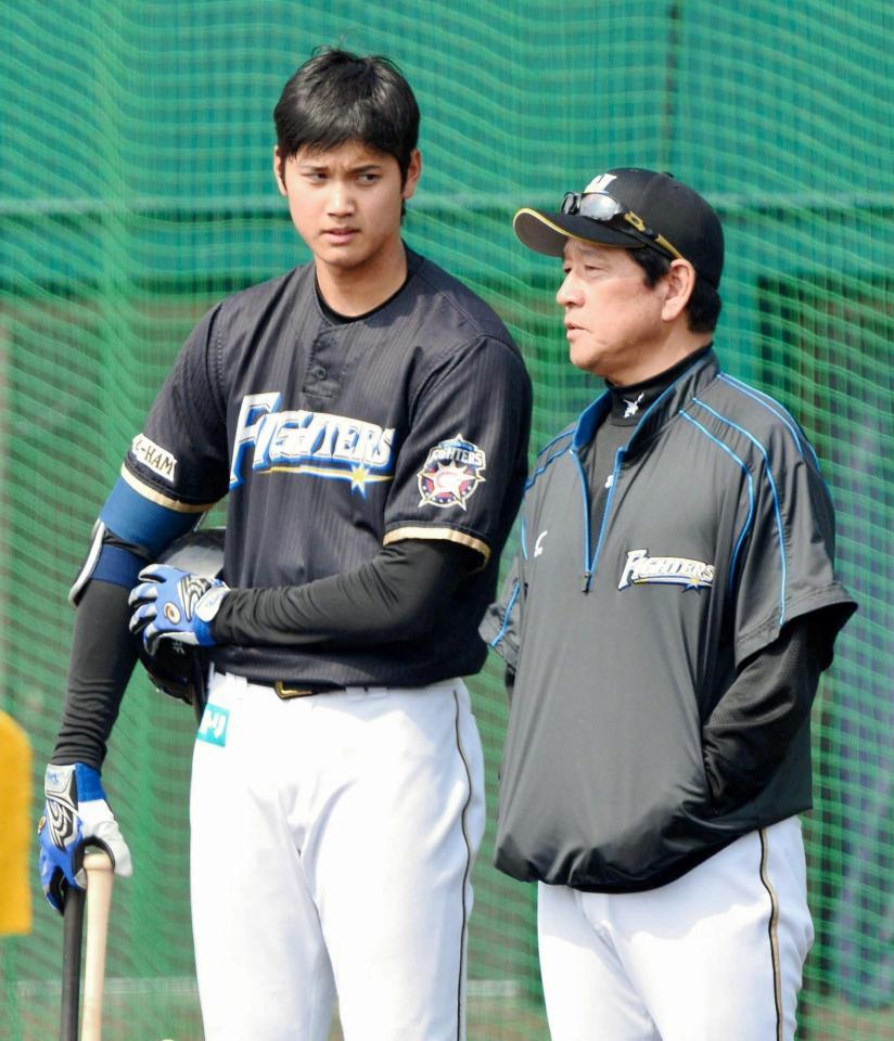 栗山監督（右）と大谷翔平