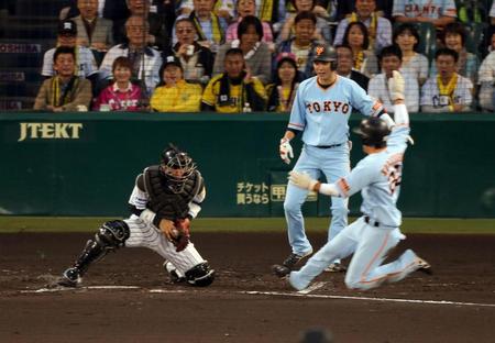 ３回、小林誠にタッチしようとする原口（左）。審判団協議の後、コリジョンルール適用によりセーフと判定される。