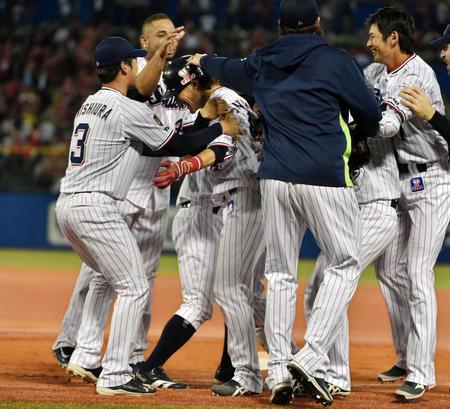 サヨナラの犠飛を決め、ナインの手荒い祝福を受けるヤクルト・坂口智隆（中央）＝神宮（撮影・出月俊成）