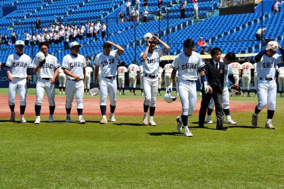 開幕８連敗で最下位が確定し、肩を落として引き揚げる中大ナイン
