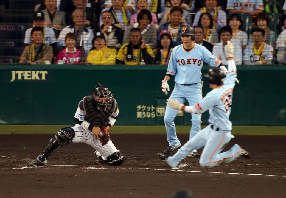 ３回、小林誠にタッチしようとする原口（左）。審判団協議の後、コリジョンルール適用によりセーフと判定される。