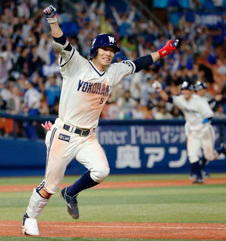 延長10回、サヨナラ打を放ち、ガッツポーズで一塁に向かう倉本