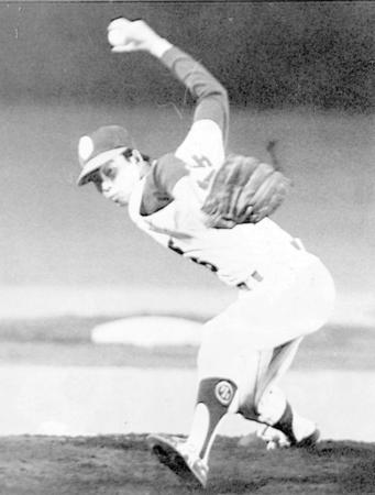 プロ入り初登板した日本ハム・工藤幹夫投手＝１９７９年４月１２日、後楽園球場 