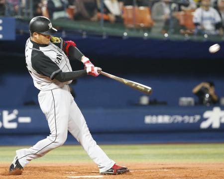 　９回阪神１死、新井が左越えに決勝本塁打を放つ＝横浜