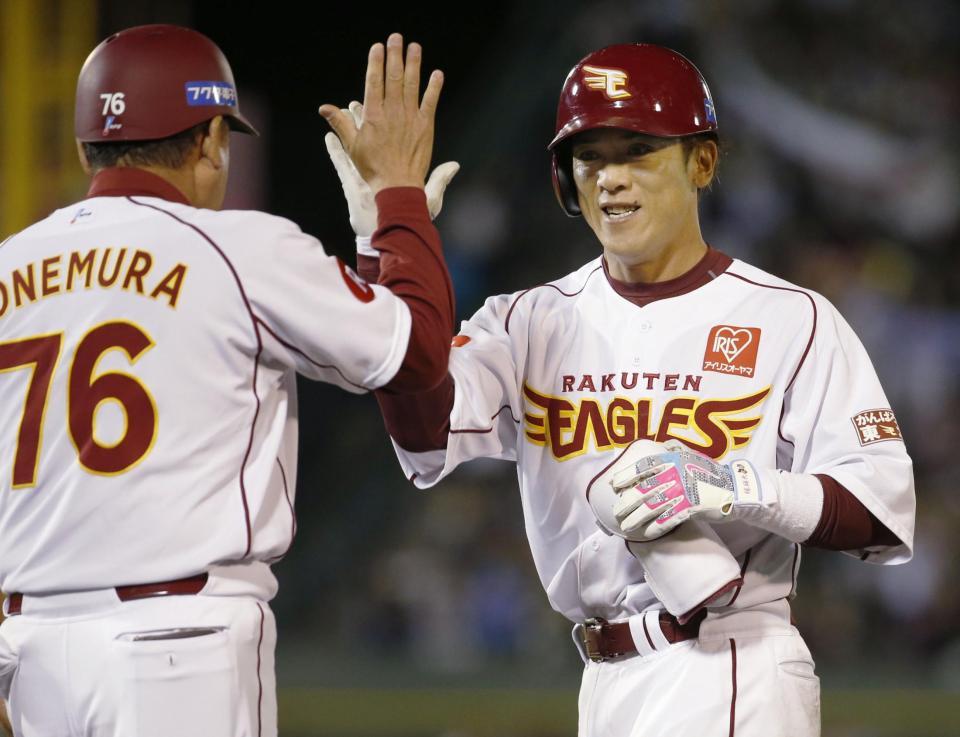 　８回、先制打を放ち、米村コーチ（左）とハイタッチを交わす松井稼