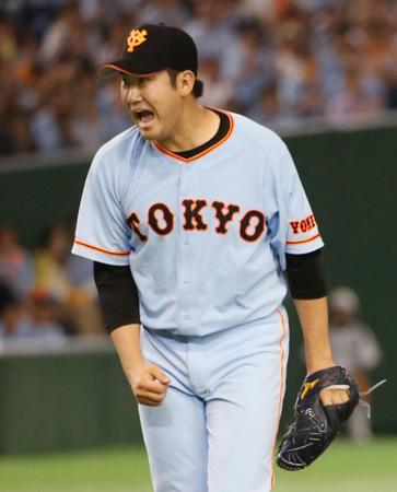 　７回、バレンティンを三振に仕留め、雄たけびを上げる巨人・菅野