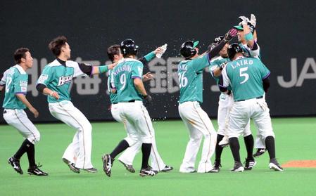 　９回、サヨナラ打を放ち祝福される近藤（右端）