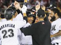 　サヨナラ打を放ち、ナインに祝福されるロッテ・井口（中央）＝ＱＶＣ