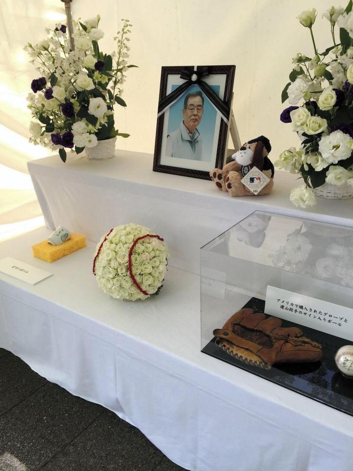 達摩省一さんの遺影が飾られた祭壇